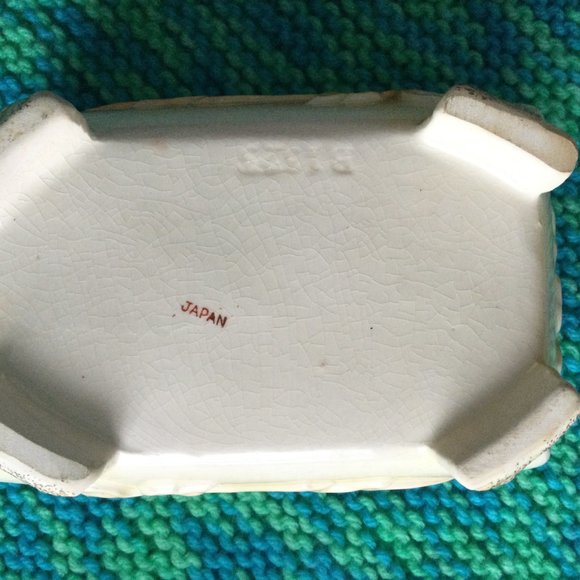 Vintage Japanese footed jar with lid and a small plate majolica? 3D flower et - Picture 3 of 8